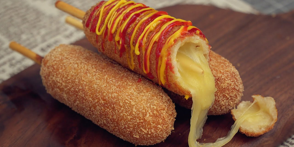 Hotdog phô mai kiểu Hàn Quốc là món ăn vặt nổi tiếng được yêu thích ở nhiều quốc gia