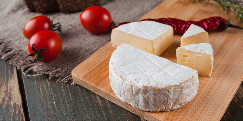 Phô mai Brie có hình tròn dẹt, lớp vỏ ngoài màu trắng mịn