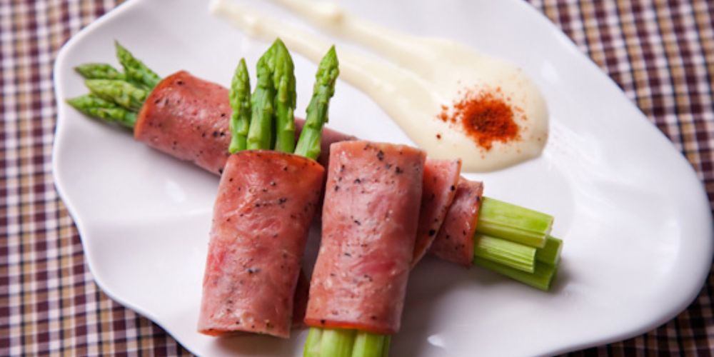 Jambon cuộn giúp món ăn thêm tinh tế và đẹp mắt trong các bữa tiệc