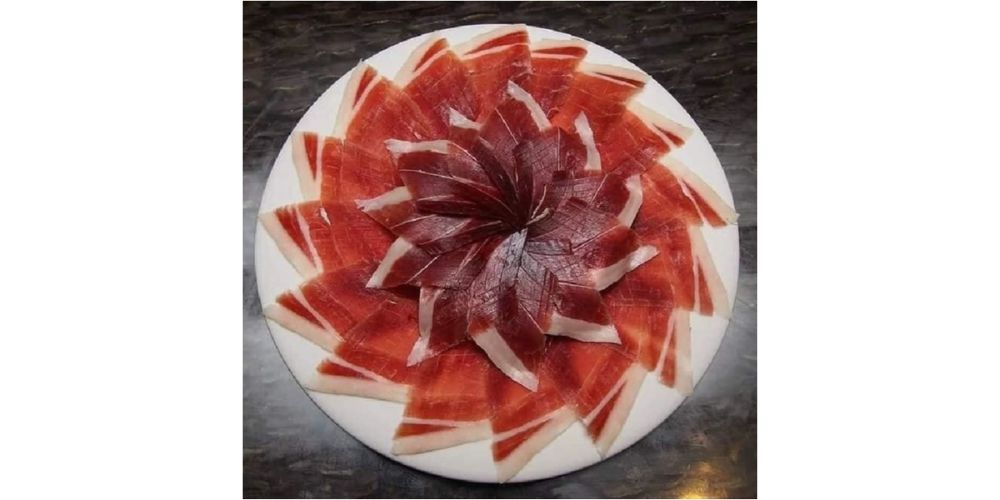 Jambon sống giúp món ăn thêm đậm đà và lưu giữ hương vị nguyên bản