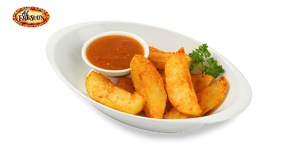 Cajun Wedges với khoai tây cắt múi cau phủ gia vị Cajun, dùng kèm xốt ớt