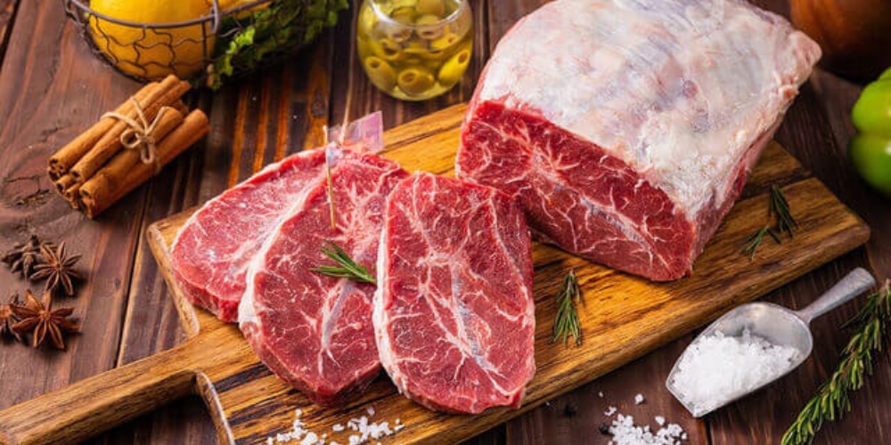 Bò Úc chủ yếu ăn cỏ, bò Mỹ được nuôi bằng ngũ cốc, tạo ra sự khác biệt trong hương vị và độ béo.