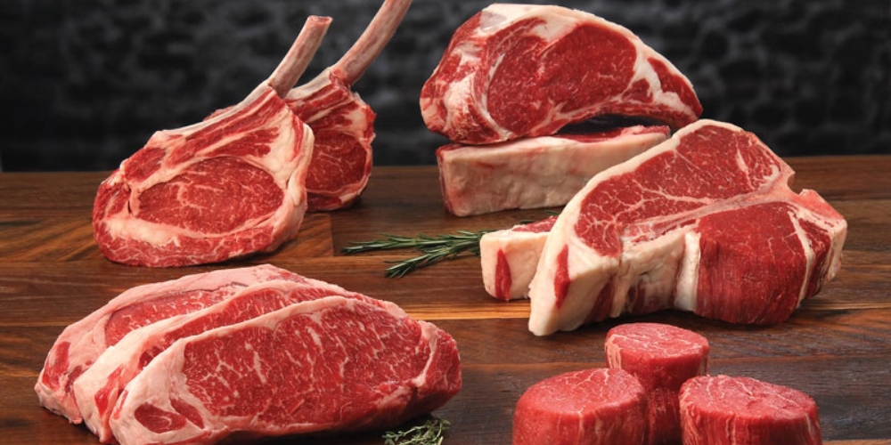 Bò Úc có giá dễ tiếp cận và phổ biến rộng, bò Mỹ cao cấp hơn và thường xuất hiện ở nhà hàng sang trọng.
