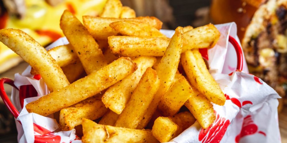 Khoai tây chiên lắc gia vị Mexico với bột paprika, bột tỏi và một chút muối
