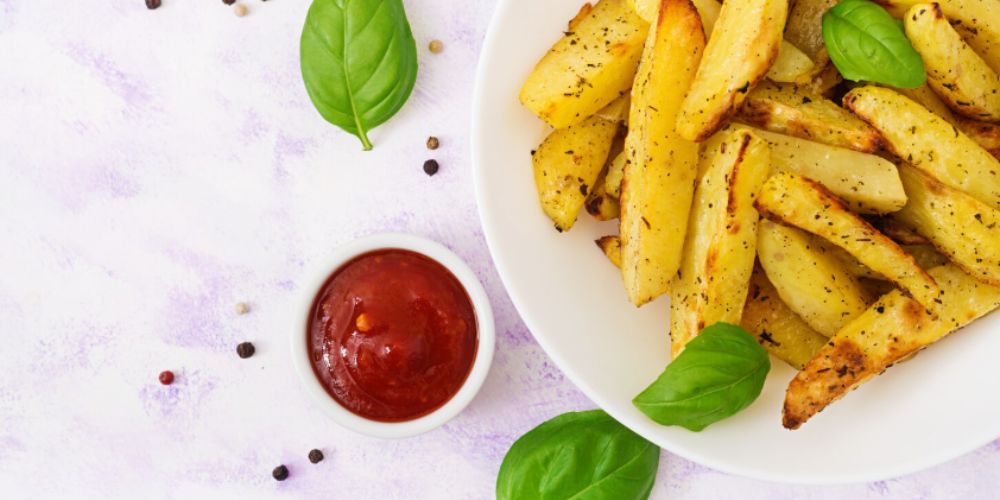 Sử dụng các loại thảo mộc như oregano, basil hoặc rosemary, rắc lên khoai tây chiên khi còn nóng