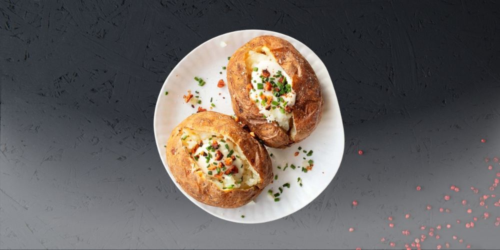 Khoai tây nướng giòn phủ phô mai và bacon dễ ăn, tiện lợi.