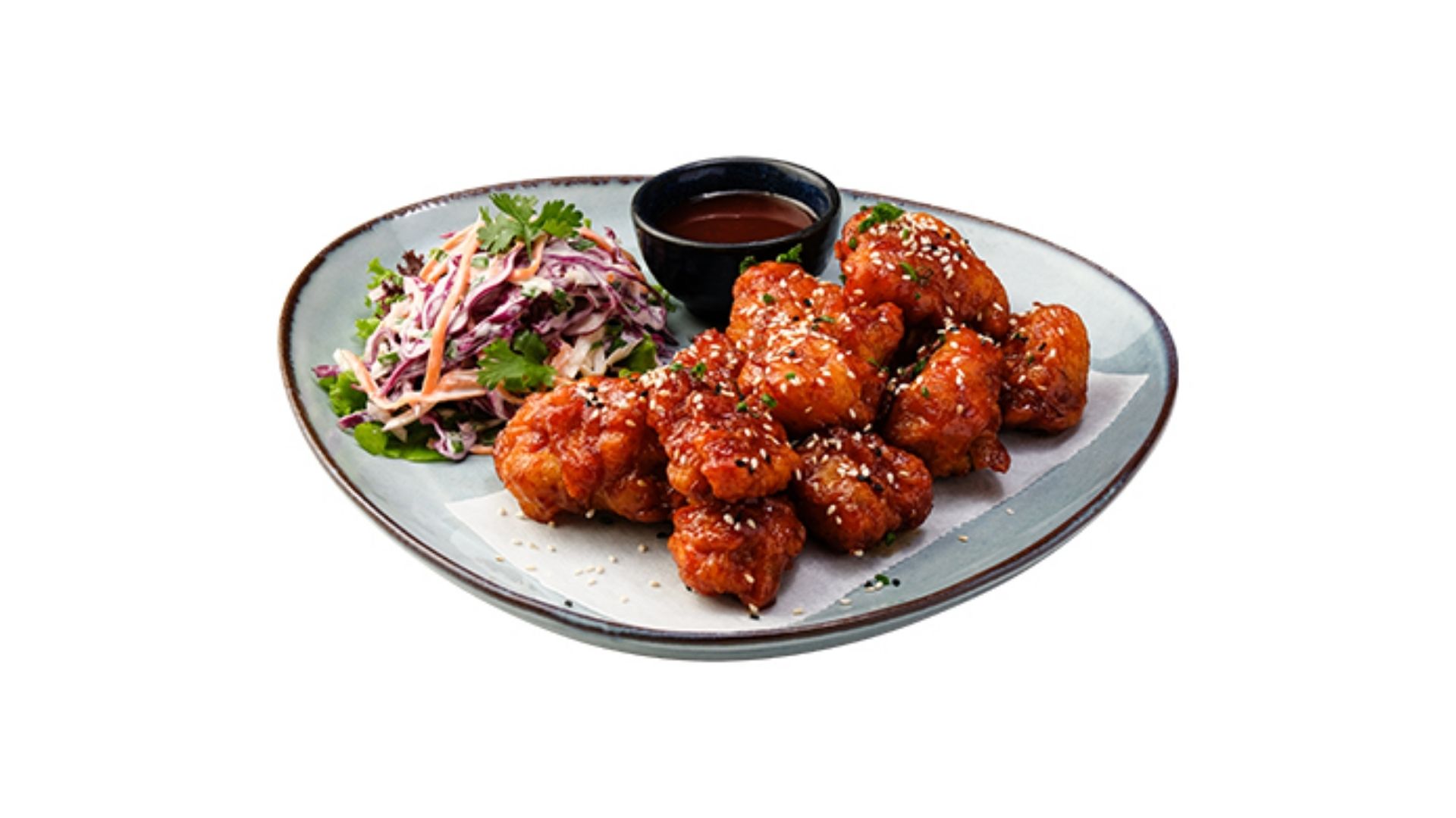 Korean Fried Chicken mang phong cách ẩm thực Hàn Quốc đặc trưng với lớp xốt phủ đều bóng bẩy.