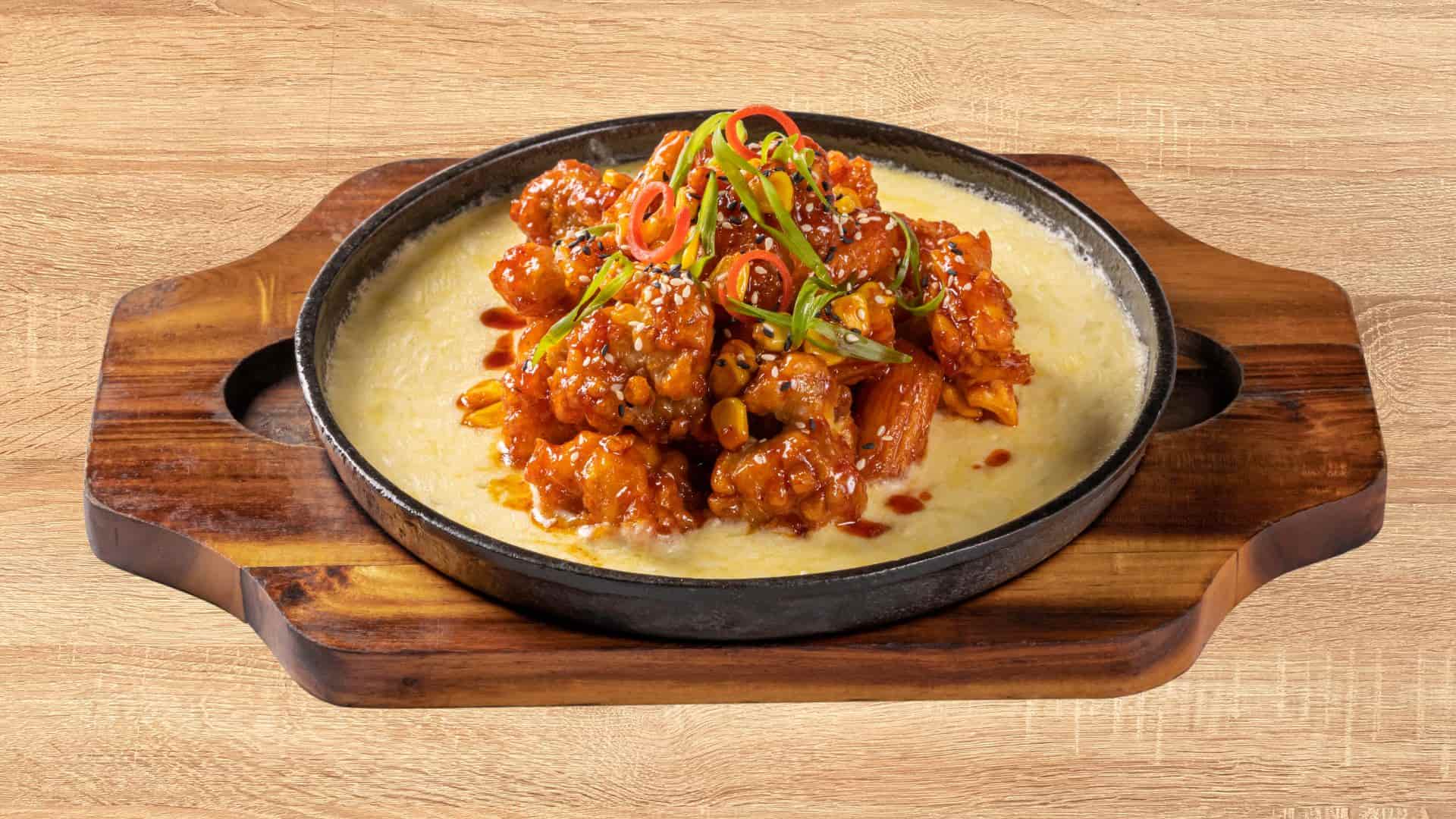 Korean Fire Chicken má đùi gà rút xương chiên giòn, phủ xốt Bulgogi cay đậm đà theo phong cách Hàn Quốc.