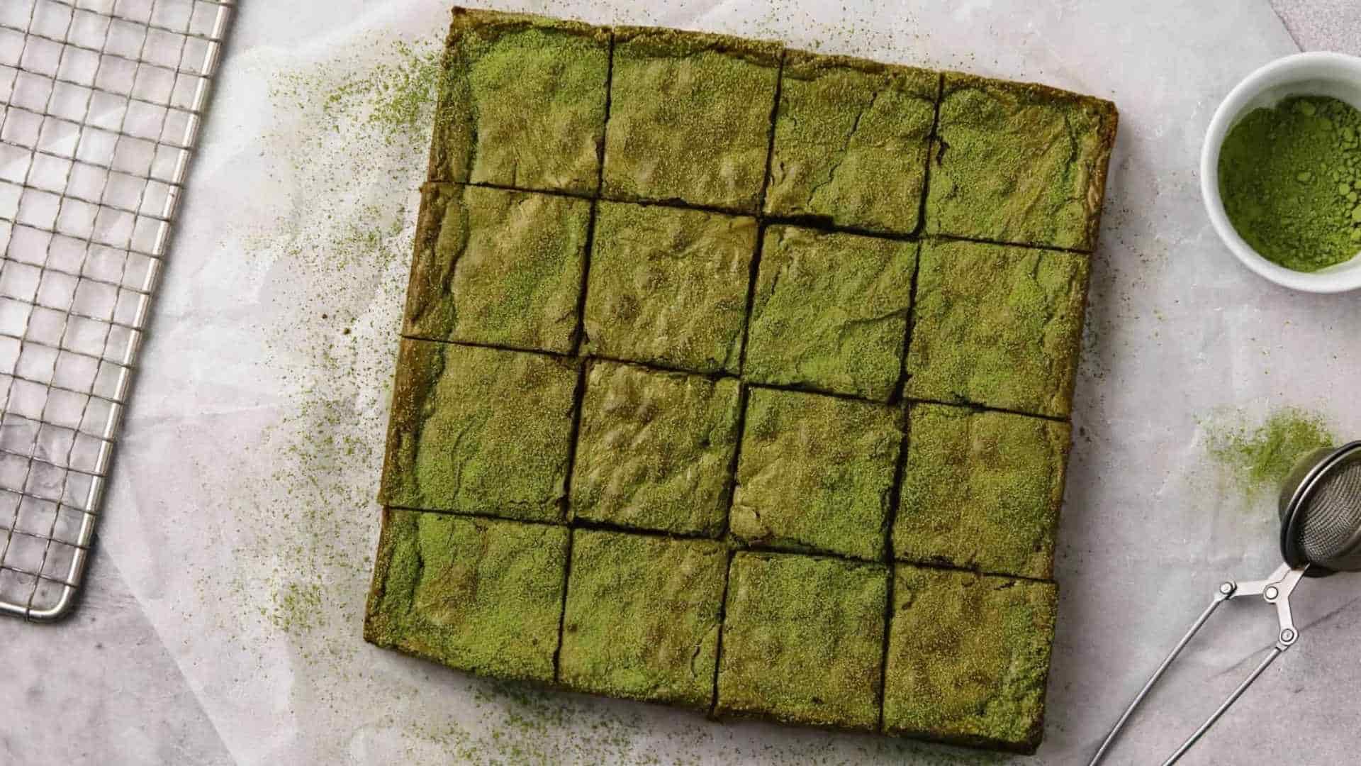 Brownie matcha nổi bật với hương trà xanh rõ vị và kết cấu ẩm đặc trưng sau khi nướng (Nguồn: Cookie Dough Diaries)