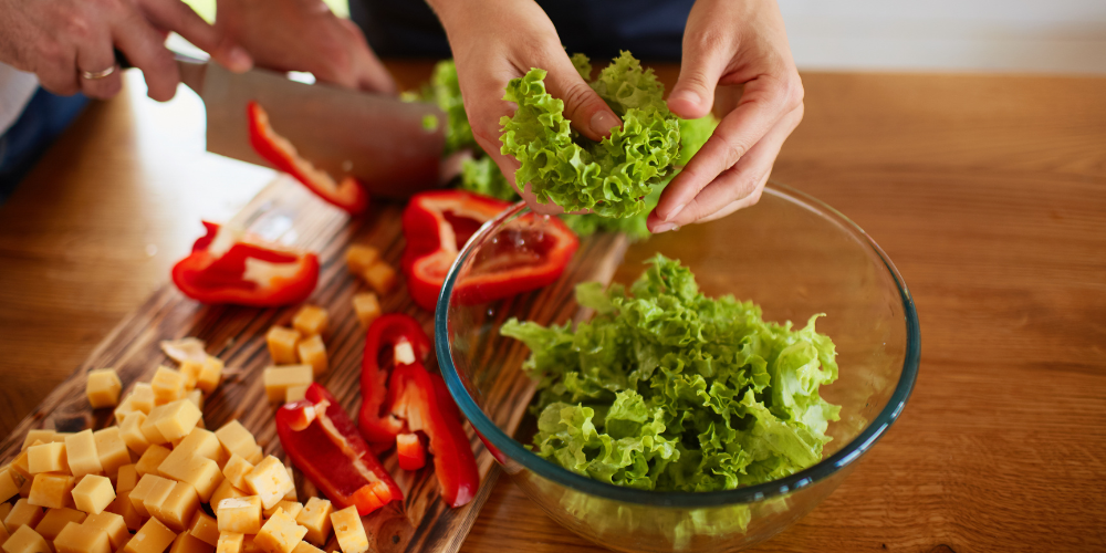 Chuẩn bị nguyên liệu làm Salad Cá Ngừ xốt mè rang