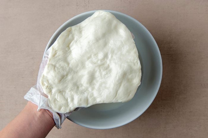 Mozzarella sau khi nhào và ép, đạt độ đàn hồi và độ mịn lý tưởng để bọc nhân Burrata.