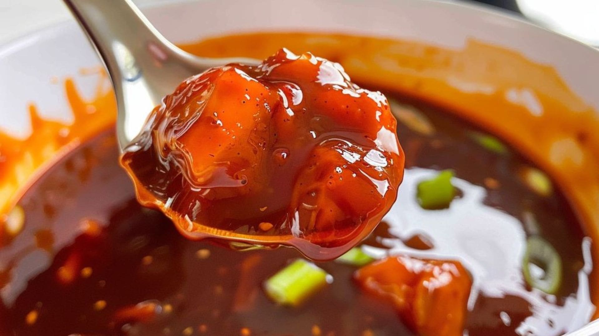 Xốt được nấu từ tương cà, giấm, đường và nước tương, kết hợp cùng hành tây và ớt chuông.