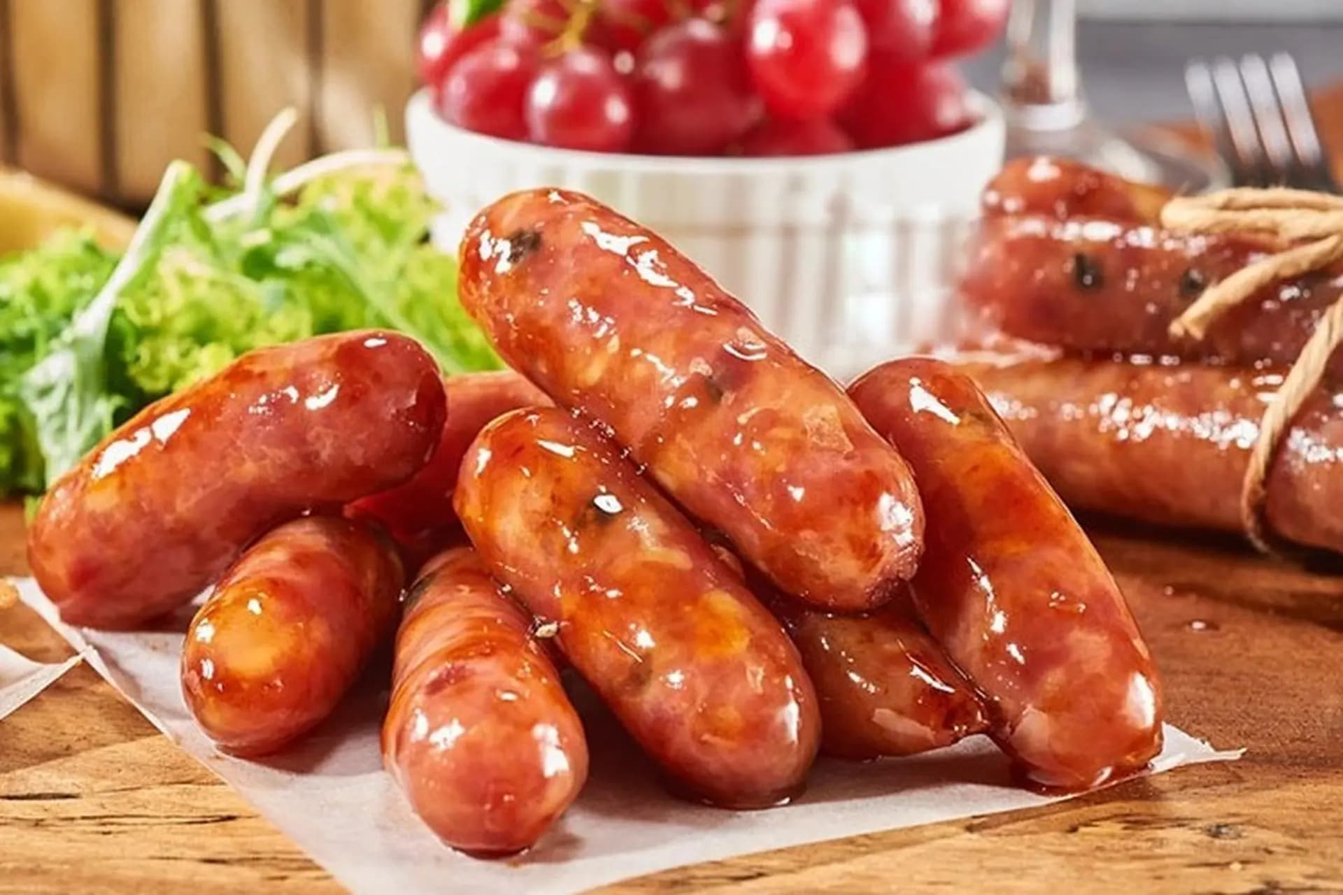 Lạp xưởng tươi nướng lên thơm lừng