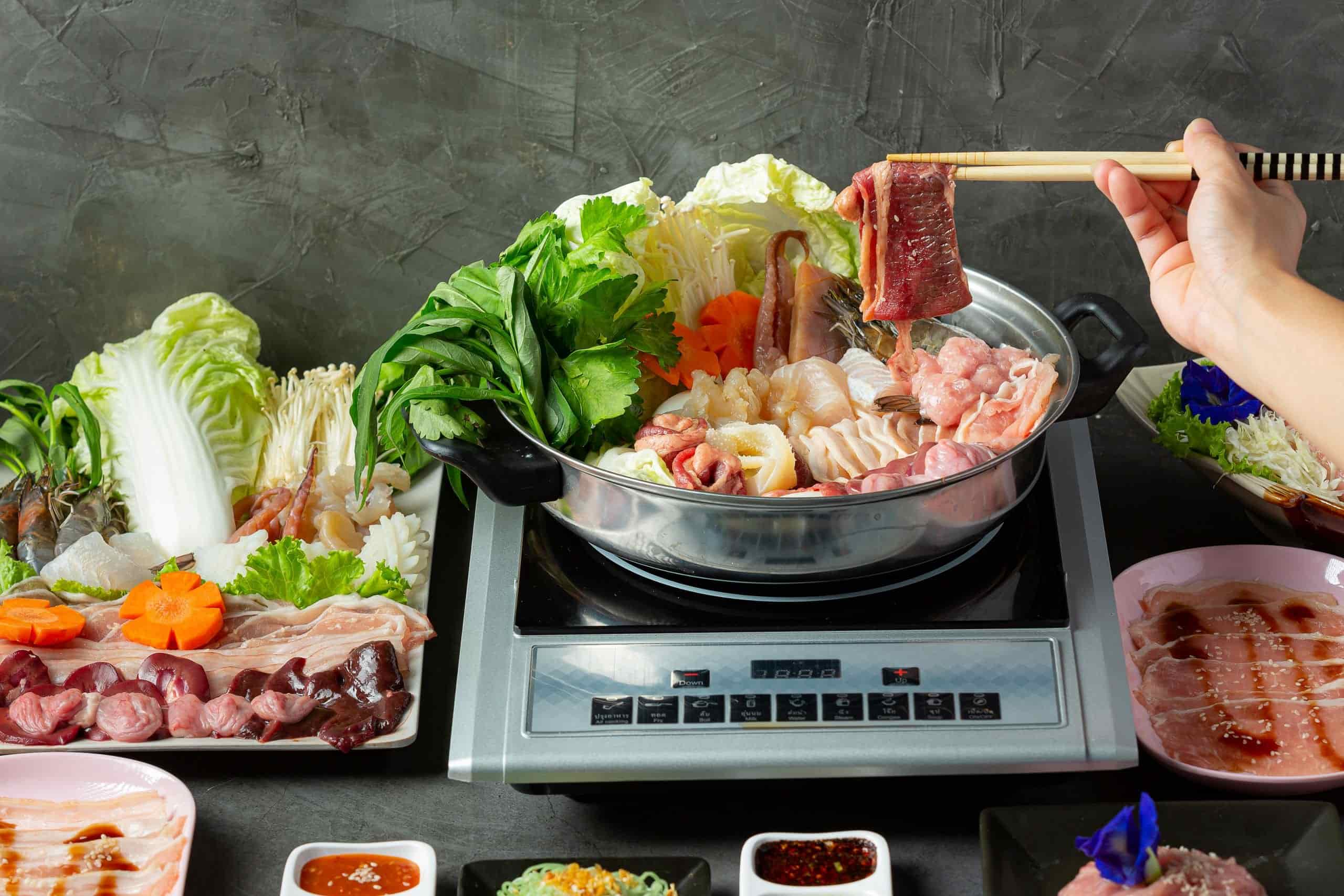 Thịt bò mềm mại kết hợp cùng nước lẩu nóng hổi 