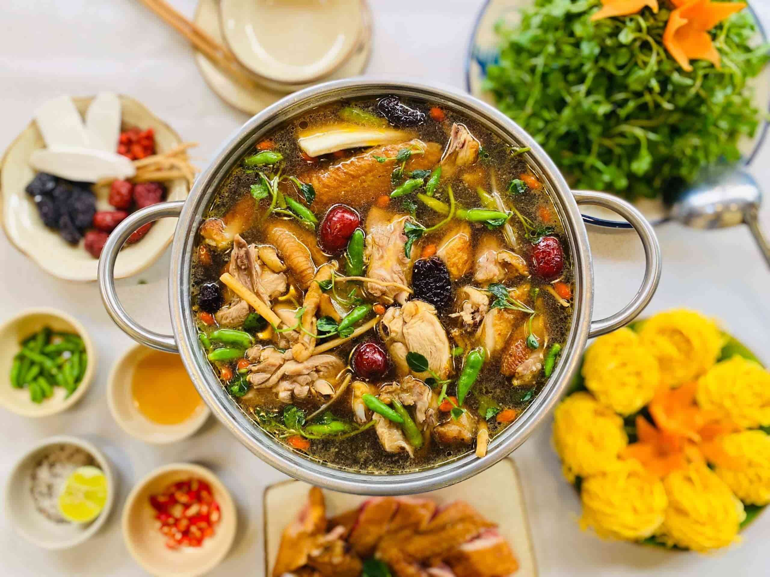 Lẩu gà ớt hiểm cay nồng với hương thơm thảo mộc