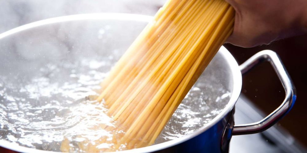 Luộc mì spaghetti đúng thời gian để đạt độ chín vừa, dai ngon