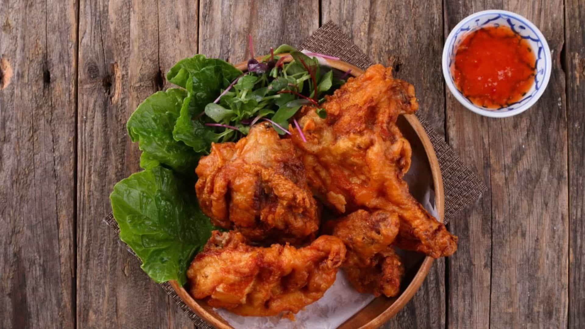 Má đùi gà chiên giòn truyền thống với lớp bột vàng đều, dùng nóng để giữ độ giòn của lớp vỏ.