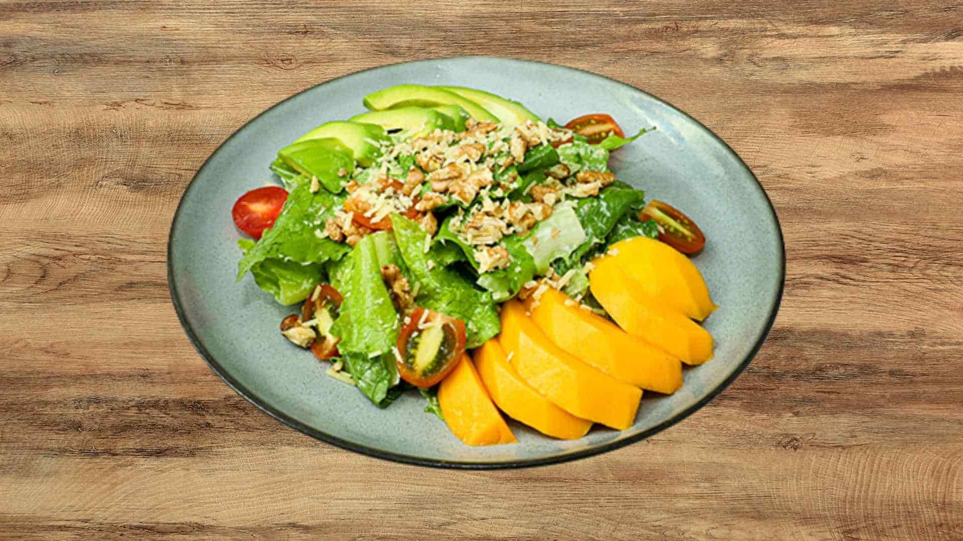 Mango, Avocado & Walnuts Salad kết hợp rau củ, hoa quả, hạt óc chó, Parmesan và xốt kem