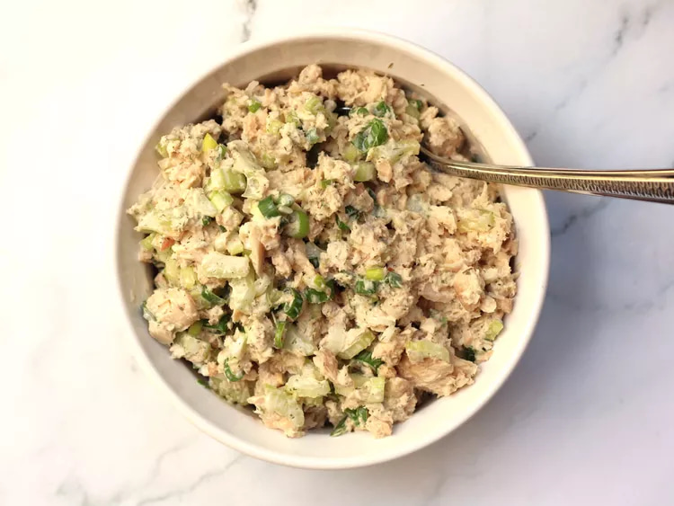 Salad cá hồi xốt mayonnaise với vị béo nhẹ, dễ ăn