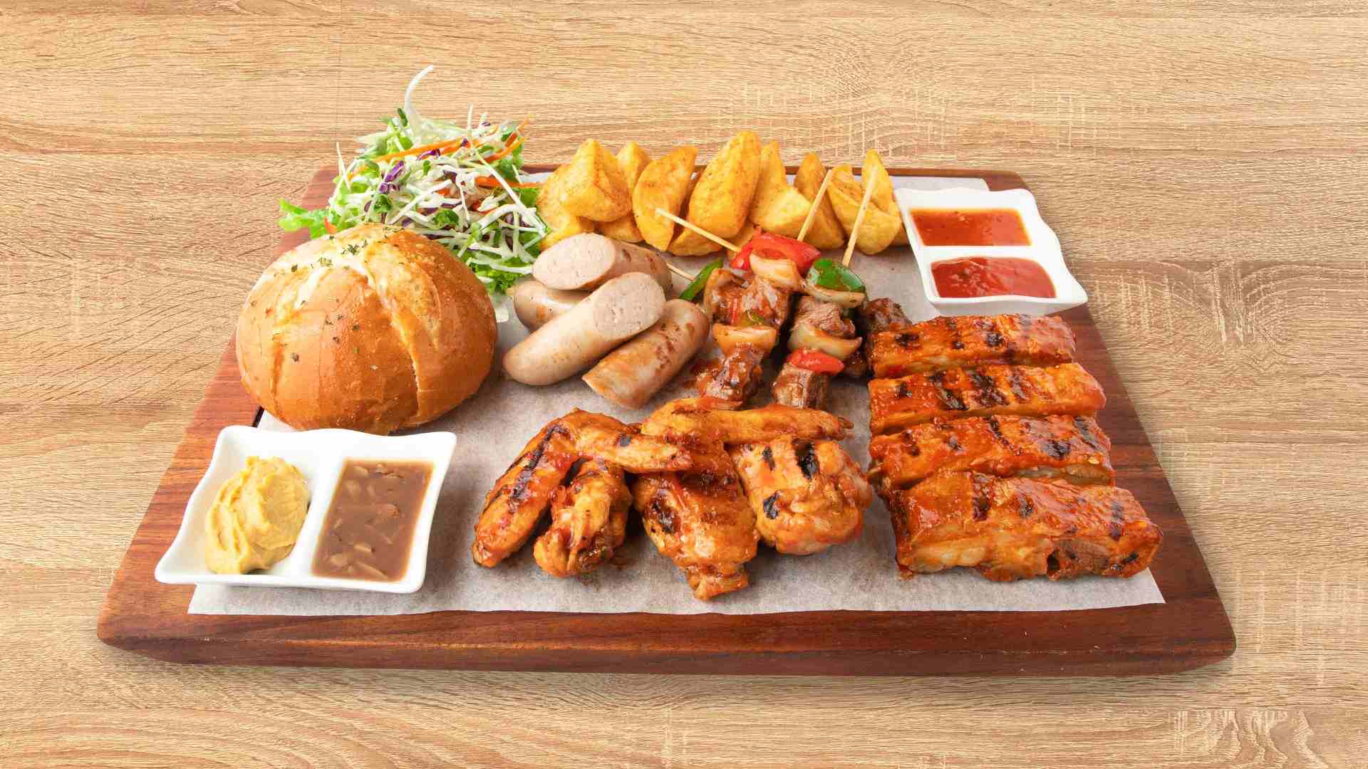 Meat Lover's Platter với nhiều loại thịt nướng theo phong cách Âu, phù hợp để chia sẻ cùng gia đình và bạn bè.