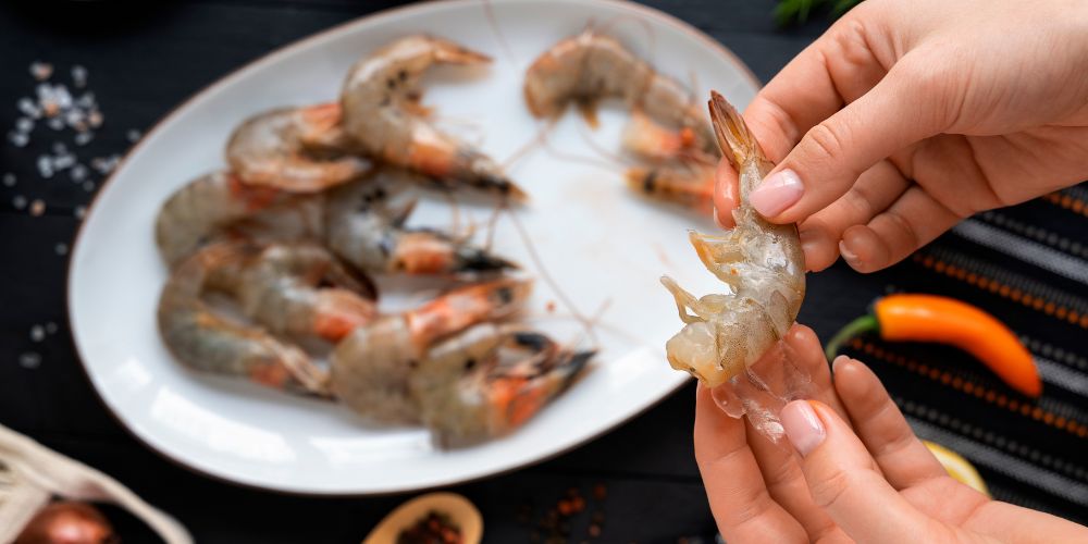 Chọn tôm có vỏ trong, căng bóng để đảm bảo độ tươi