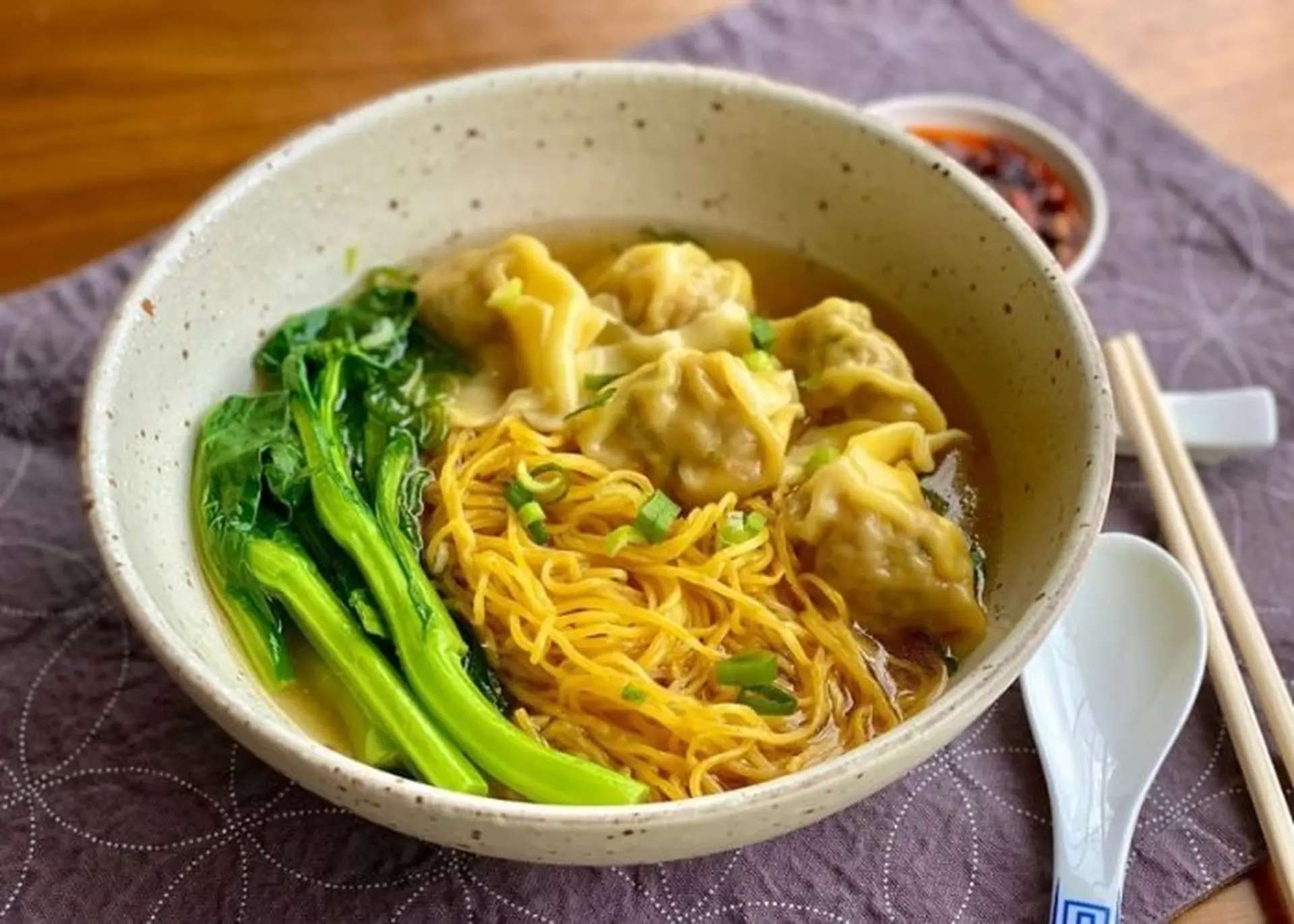 Mỳ trứng vàng óng và hoành thánh đầy đặn nhân