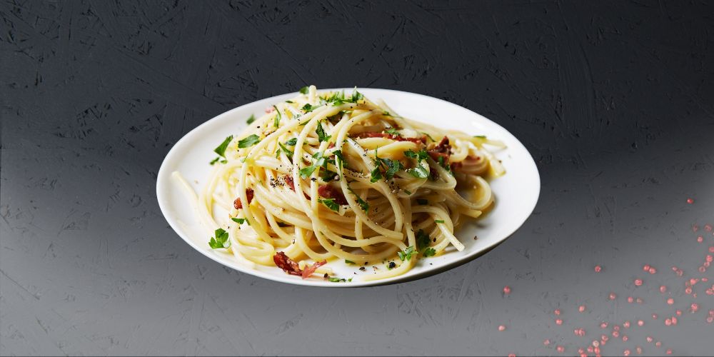 Mỳ Ý Carbonara đậm vị với thịt xông khói và xốt kem.