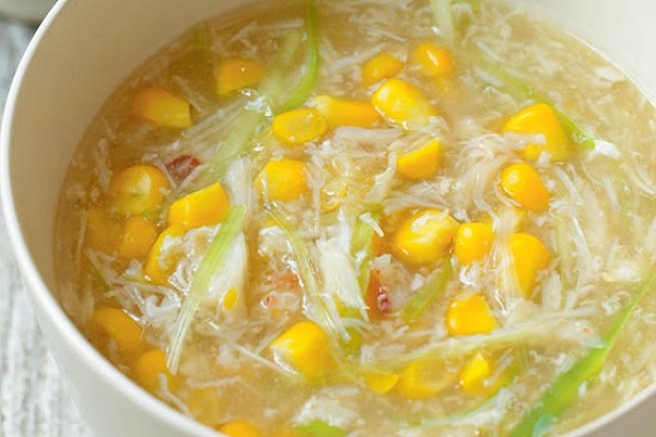 món khai vị soup gà với hạt bắp