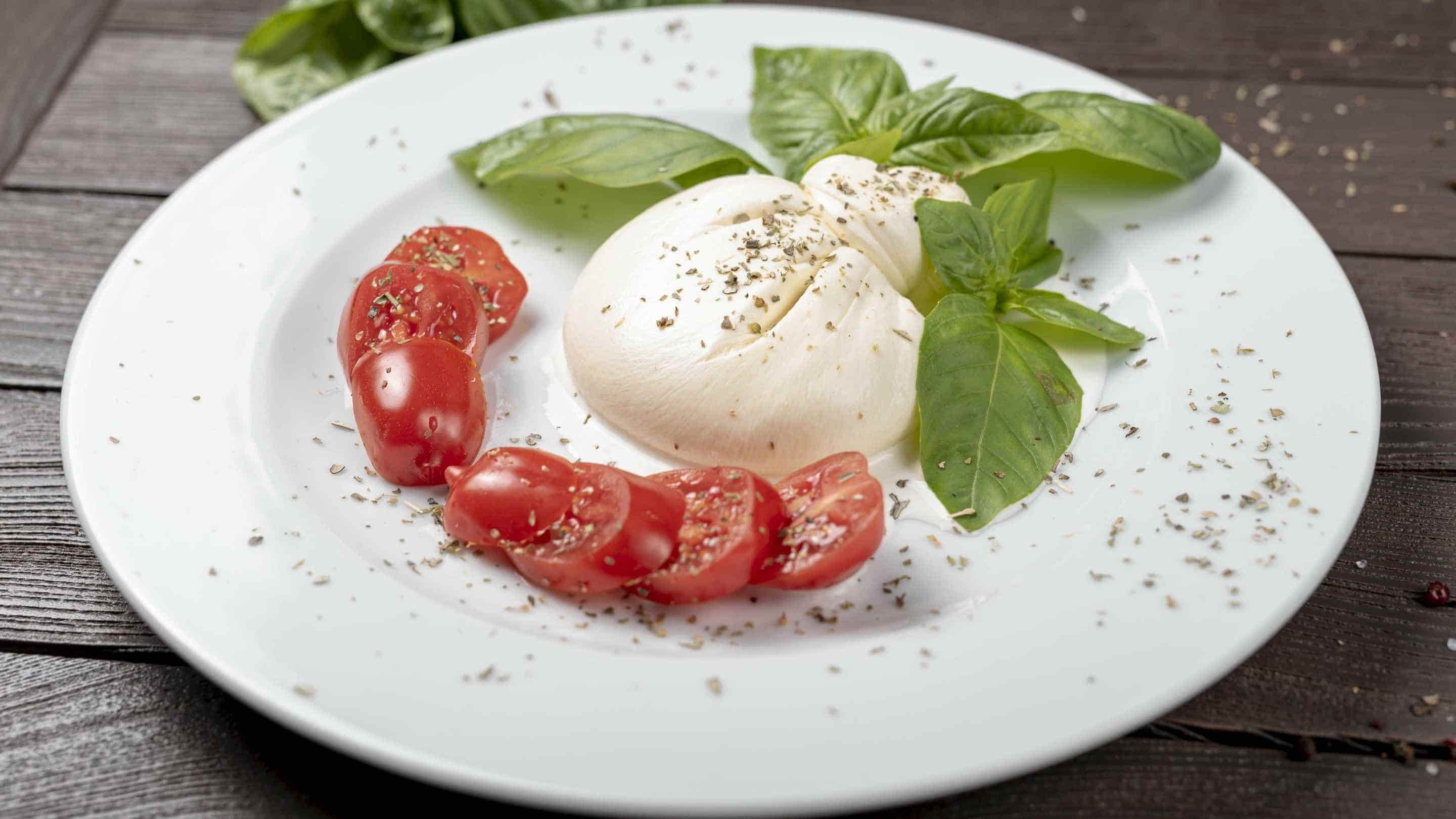Burrata với lớp vỏ Mozzarella và phần nhân Stracciatella - kết cấu độc đáo tạo nên hương vị khó quên.
