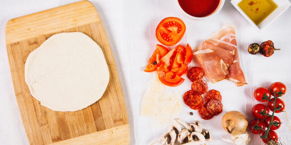 Chuẩn bị topping pizza thịt và rau củ