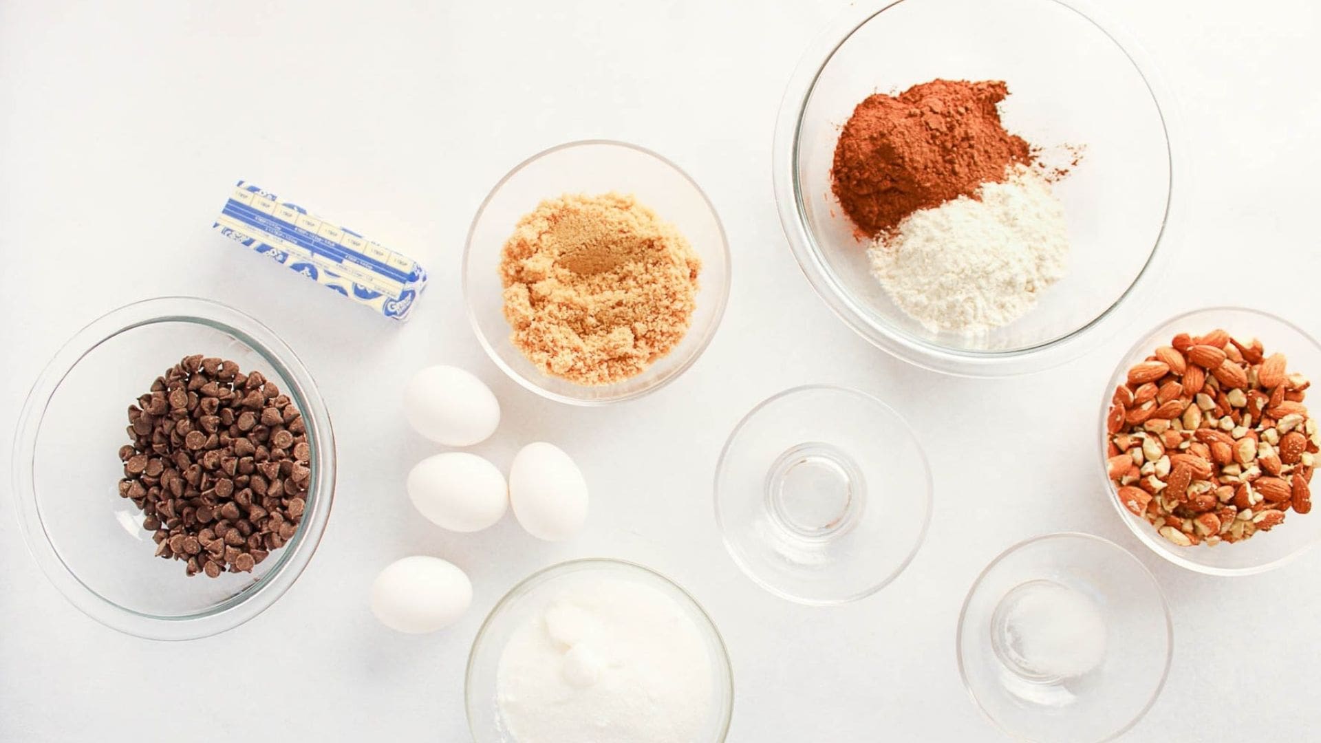 Chuẩn bị nguyên liệu làm bánh brownie hạnh nhân (Nguồn: Sweets by Elise)