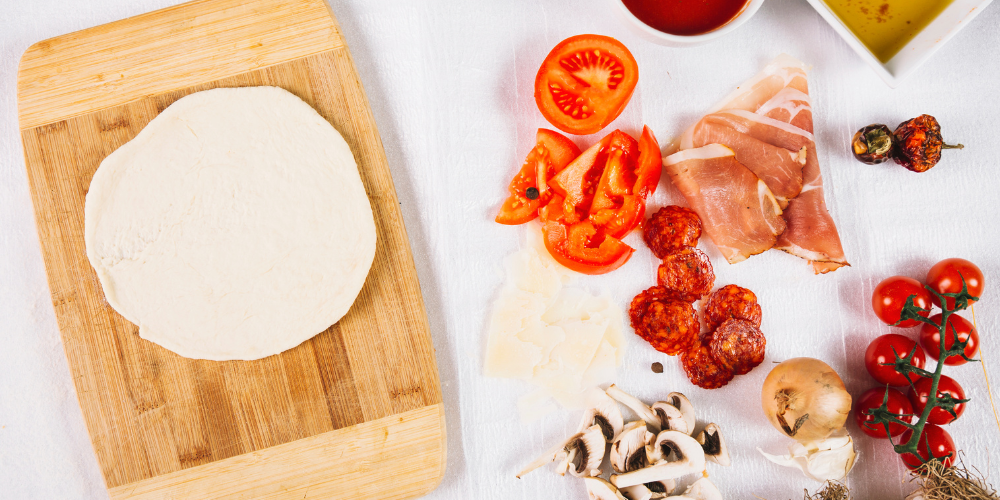 Chuẩn bị nguyên liệu làm pizza gà phô mai