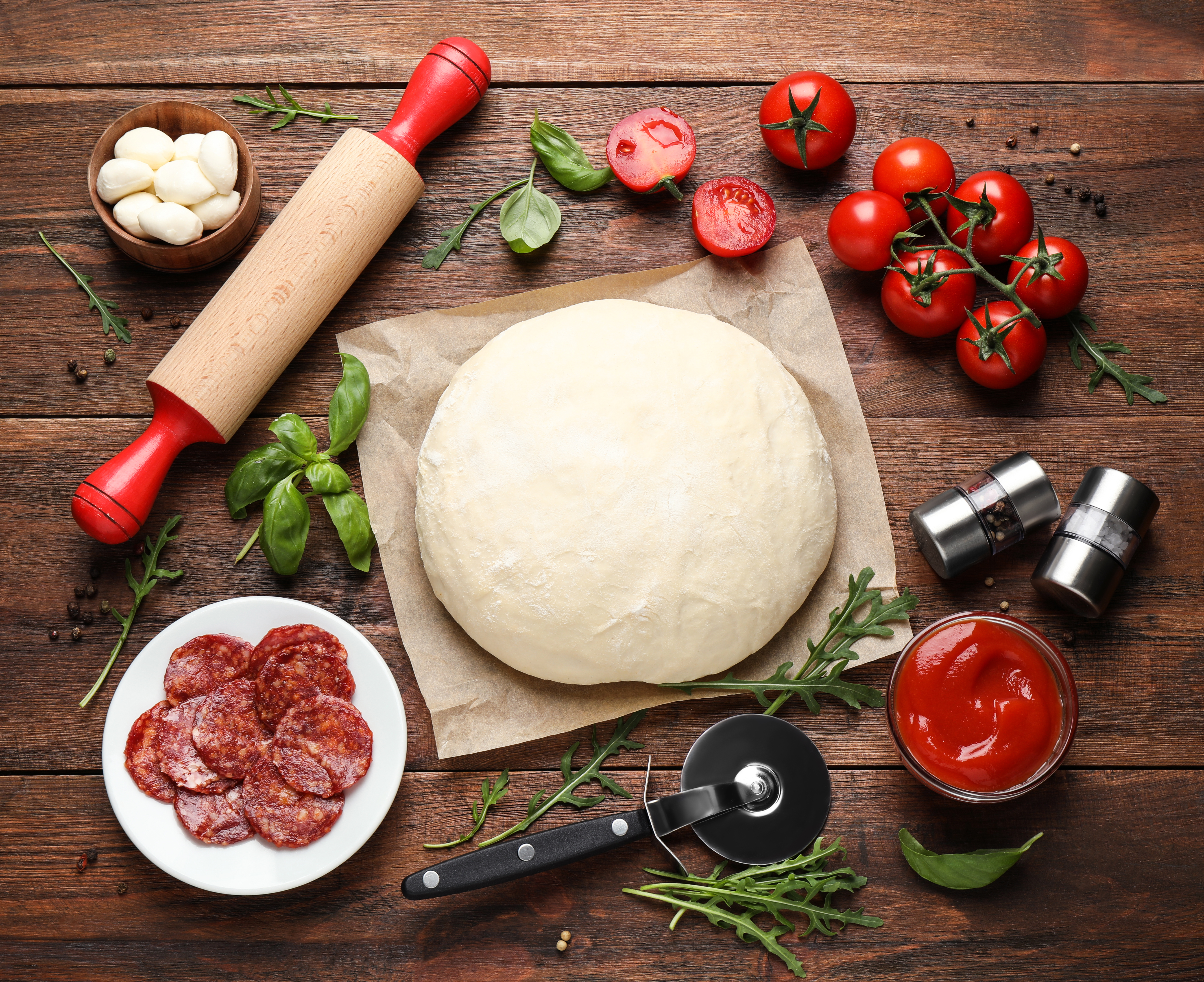 Chuẩn bị nguyên liệu làm pizza xúc xích
