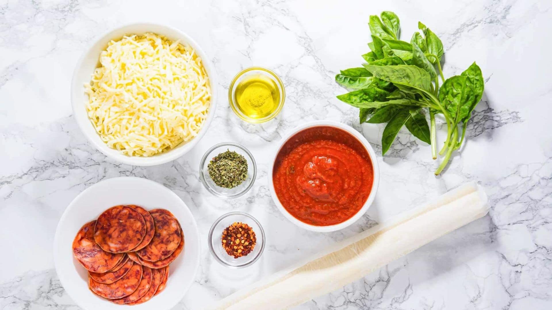 Chuẩn bị nguyên liệu làm pizza xúc xích