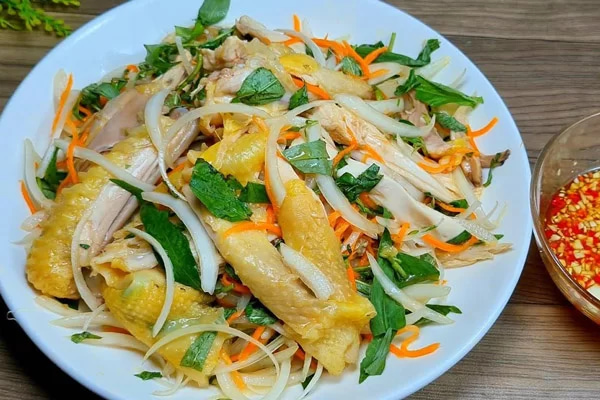Gà xé mềm ngọt trộn đều cùng rau giòn tươi 