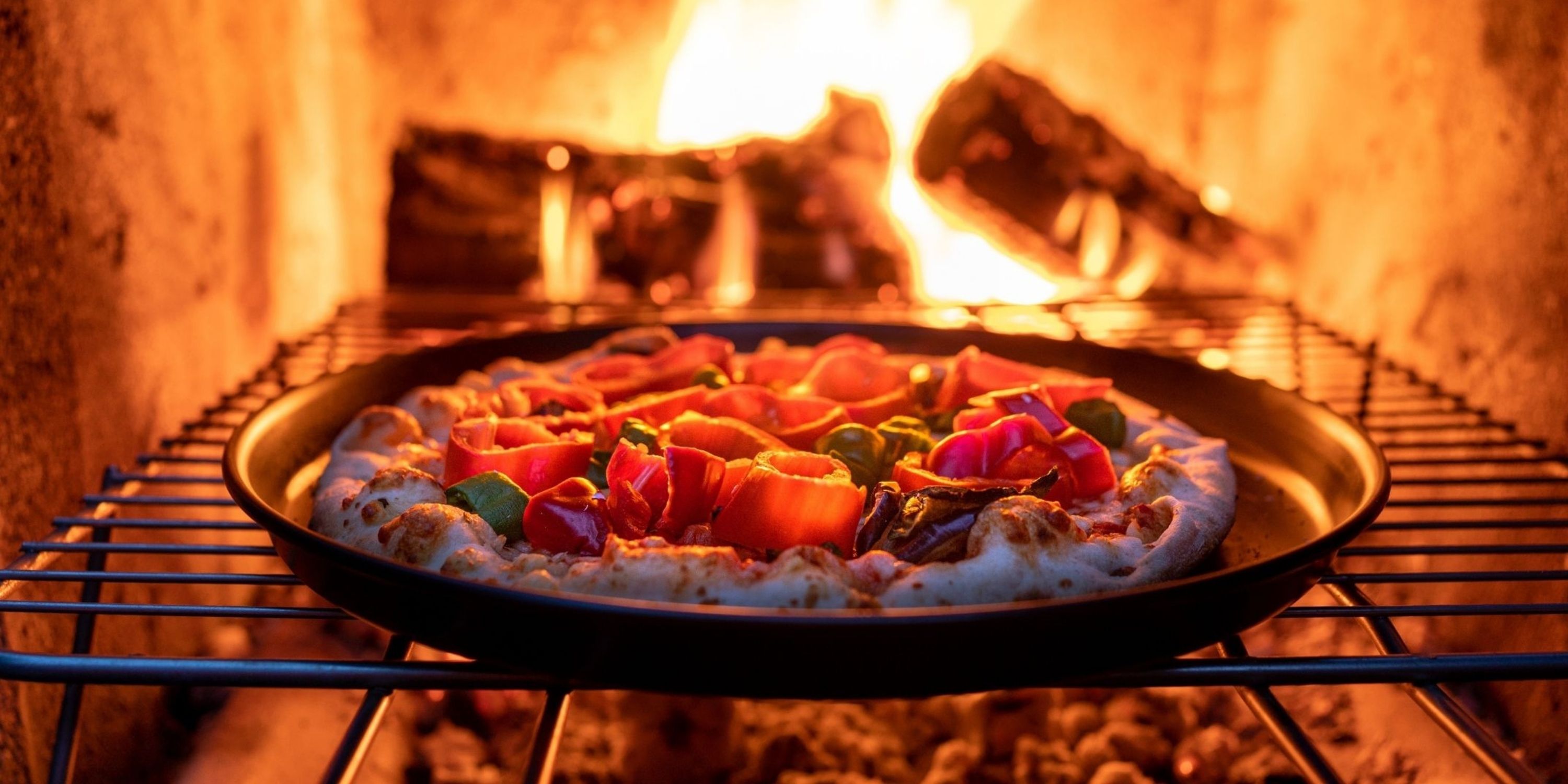 Sau khi nướng sơ phần đế pizza trong khoảng 10 phút, mới thêm topping và nướng tiếp
