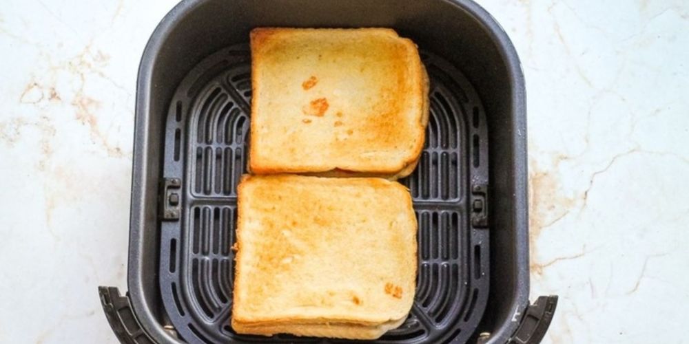 Pizza từ bánh mì sandwich làm bằng nồi chiên không dầu