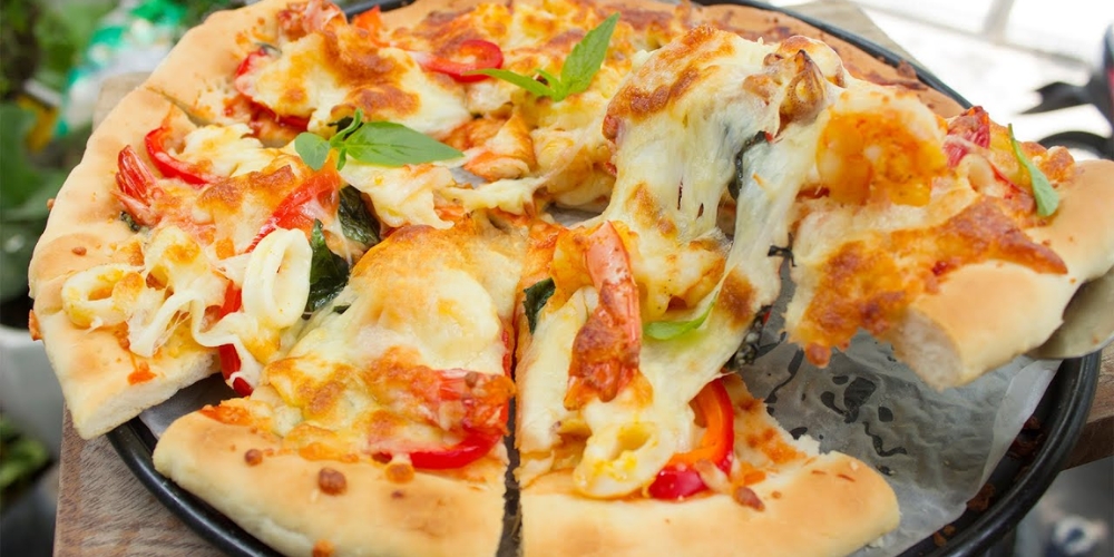 Nướng pizza tự làm tại nhà bằng topping tươi nướng trong nồi chiên không dầu