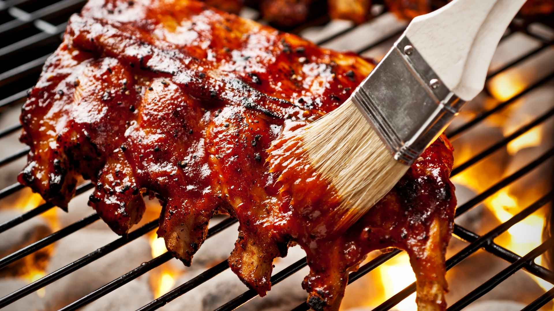 Sườn được nướng ở 160°C cho mềm rồi phết xốt và tăng lên 200°C để tạo màu trong giai đoạn cuối.