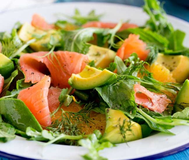 Salad cá hồi xốt cam với vị chua dịu, cân bằng độ béo của cá