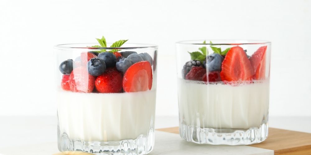 Bánh Panna Cotta mềm mịn, dùng kèm xốt trái cây thanh nhẹ.