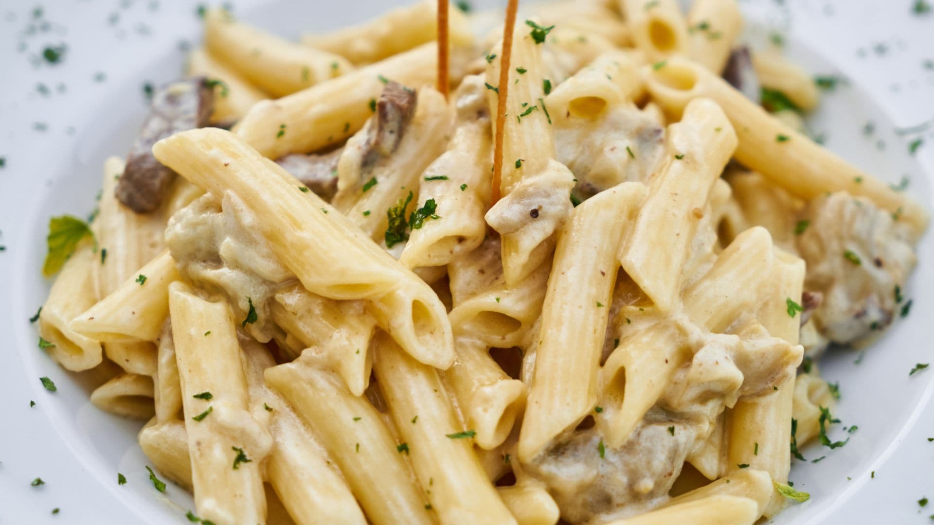 Pasta cá ngừ xốt kem kết hợp cá ngừ với mỳ Ý, xốt kem và Parmesan cho một phần ăn tiện dùng tại nhà.