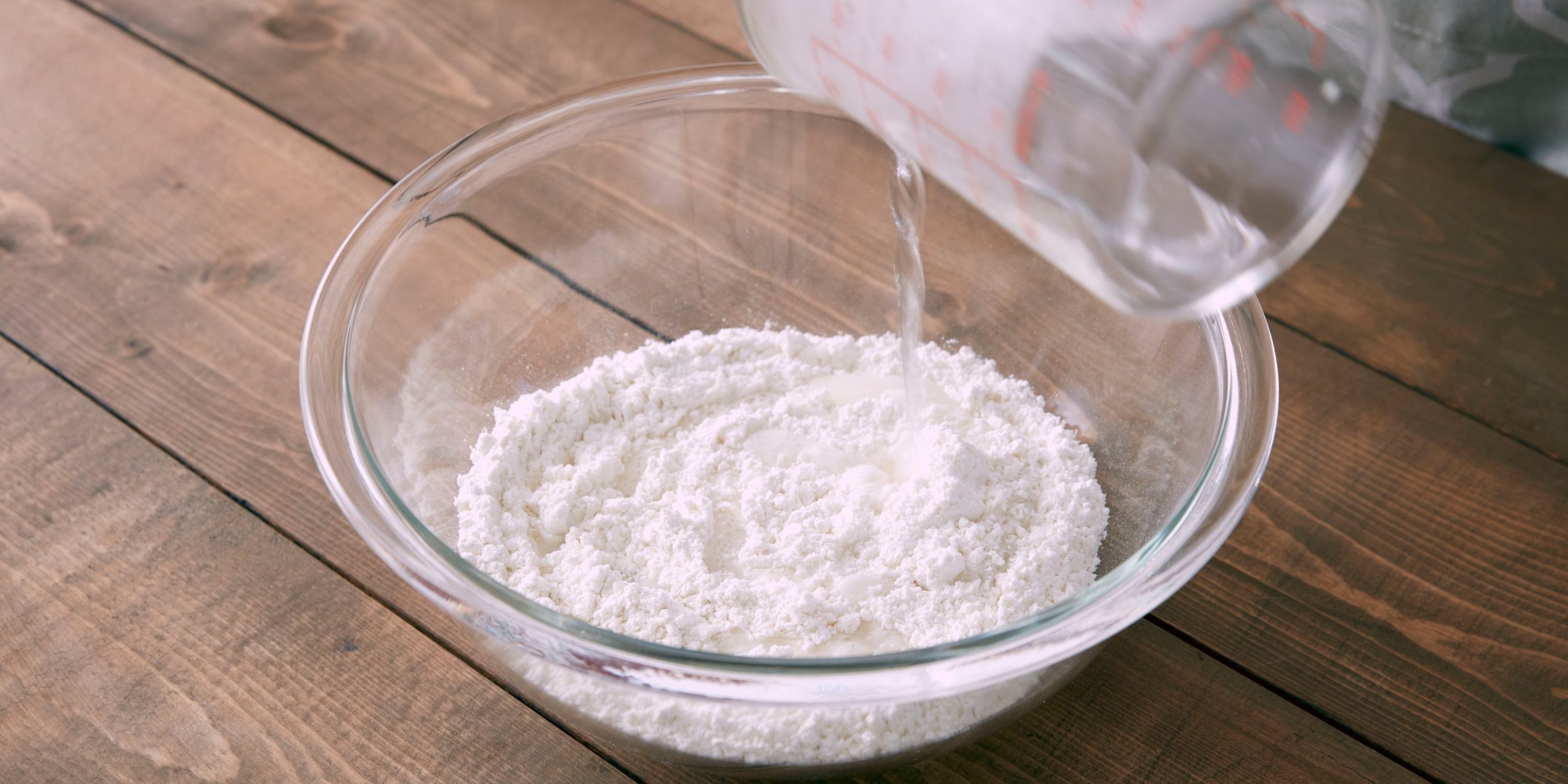 Trộn bột mỳ, bột ngô và baking power thành 1 hộp hợp mịn nhuyễn