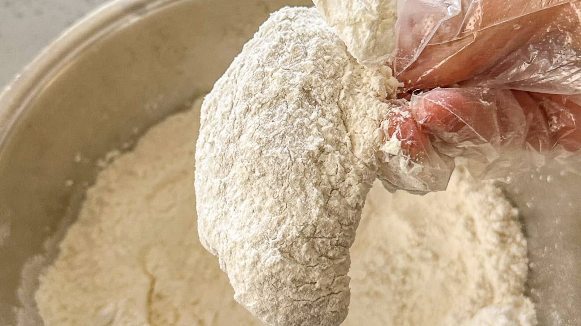 Pha bột đúng tỷ lệ và phủ lớp áo vừa đủ giúp gà chiên có lớp vỏ xốp giòn, vàng đẹp mà không bị cứng.
