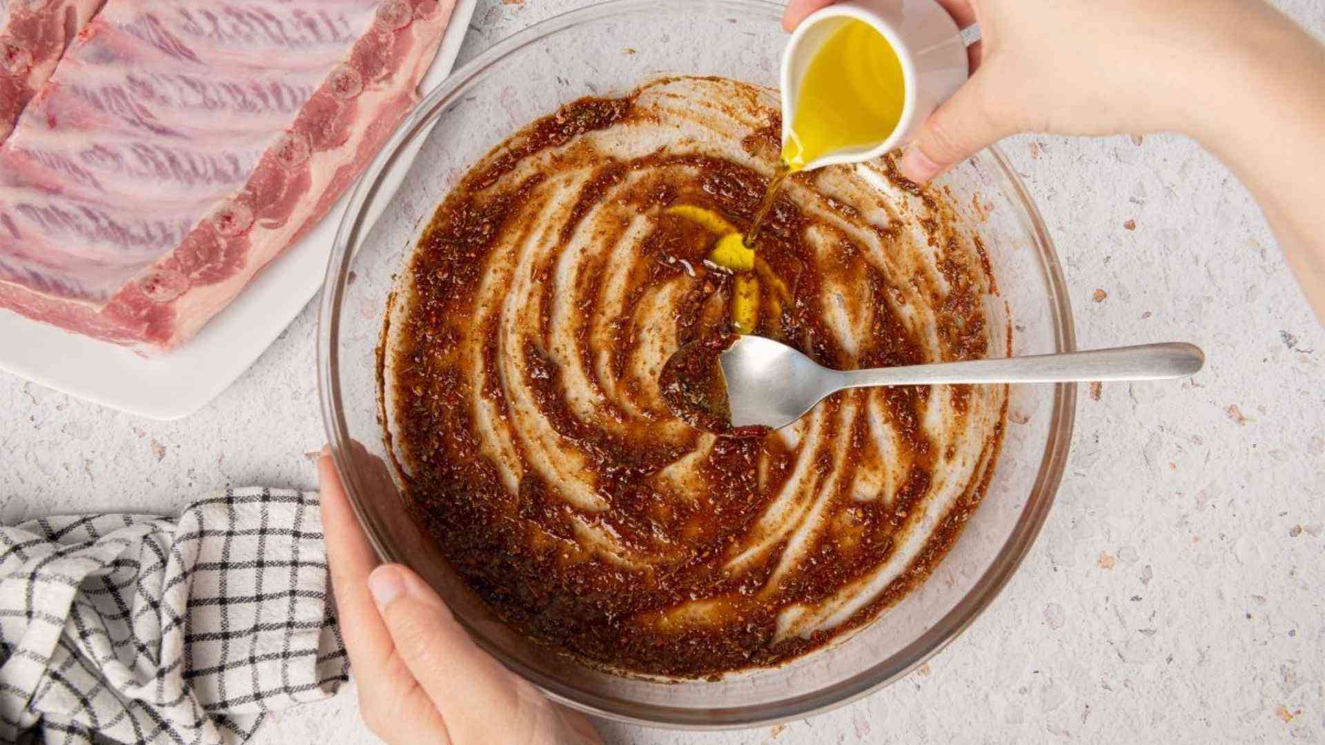 Xốt ướp mật ong được khuấy đến khi đồng nhất, sau đó tách riêng một phần sạch để phết khi sườn gần chín.