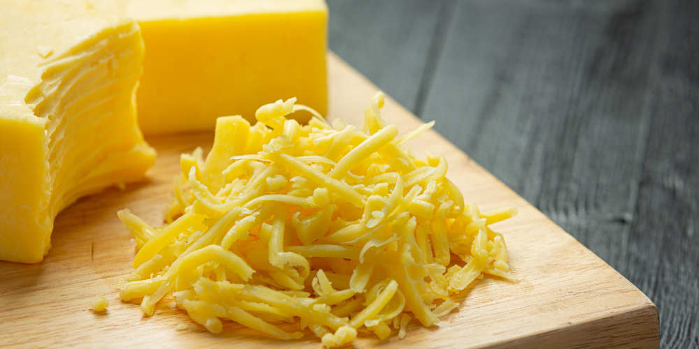 Bào sợi mozzarella để chuẩn bị cho phần xốt phô mai