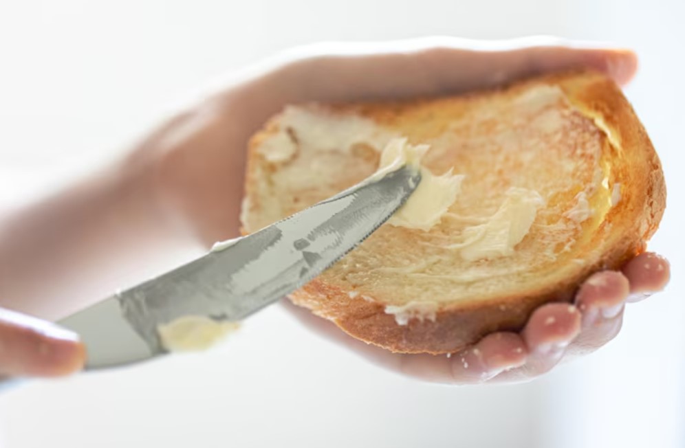 Phết bơ tỏi lên bánh mì