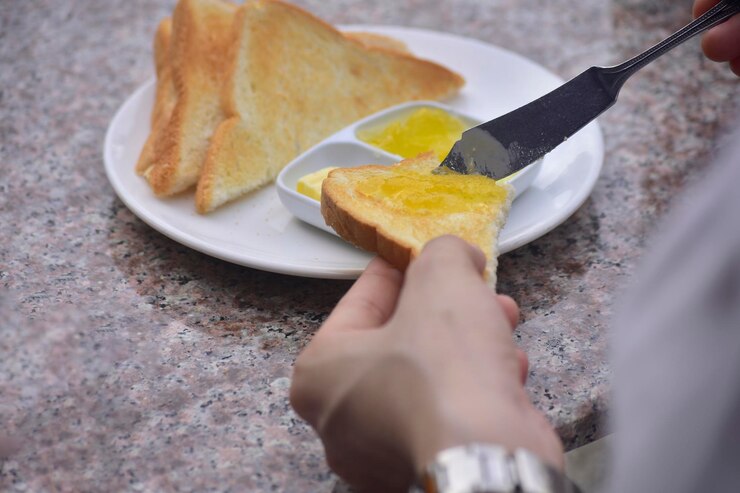 Phết trứng lên bề mặt bánh mì