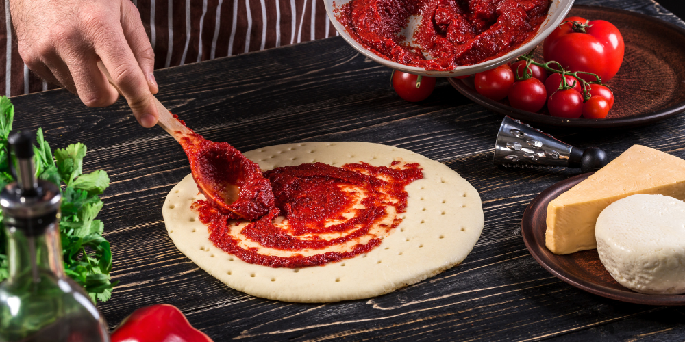 Phết xốt và sắp xếp topping lên pizza