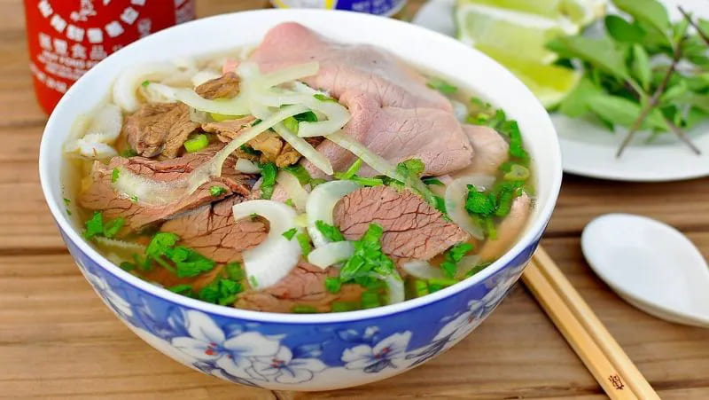Tô phở bò với nước dùng đậm vị xương